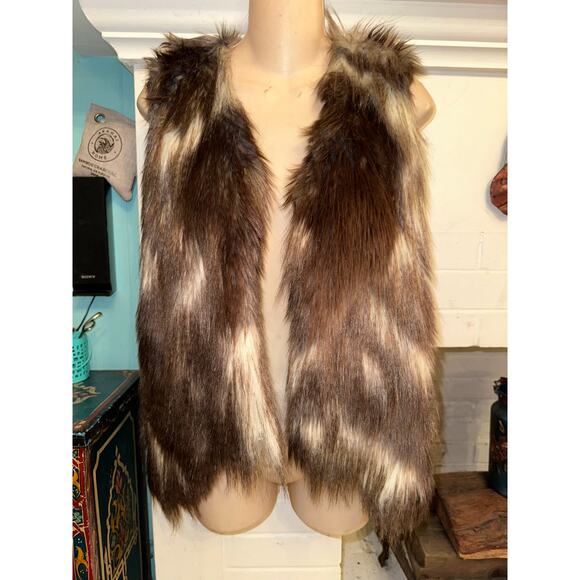 SALE! NWOT ROMEO & JULIET COUTURE BOHO COZY SHAGGY FAUX FUR VEST M - Picture 1 of 8